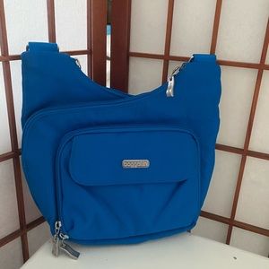 Baggallini Pocket Crossover Crossbody MM MPC236B0002